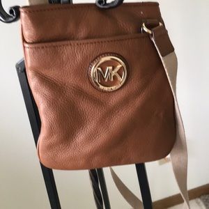 Cross body tan leather purse